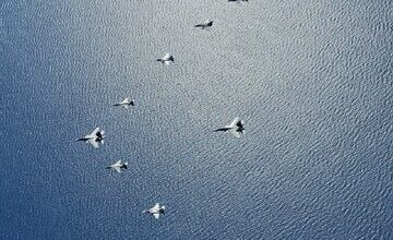 پرواز جنگنده‌ها بر فراز دریای عرب / سوخو کنار اف ۱۶