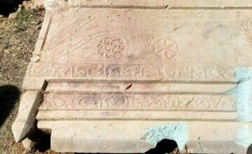 کتیبه‌ ۷۷۲ ساله‌ از یک امام‌زاده در اسدآباد کشف شد