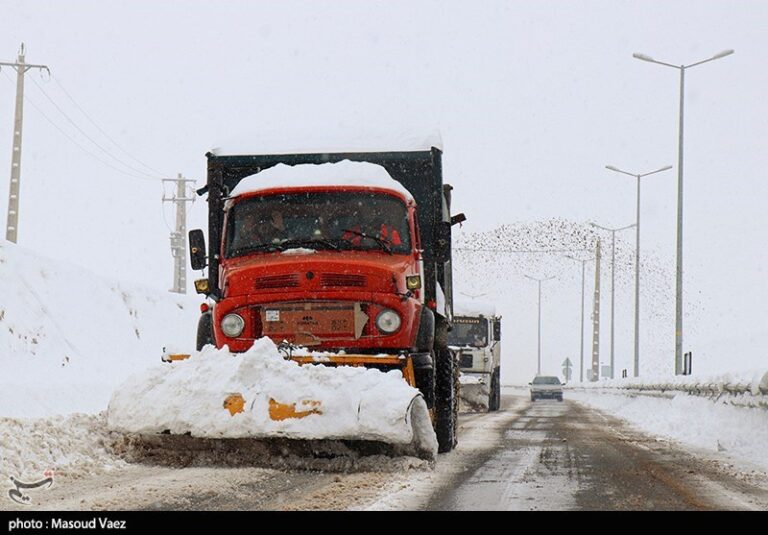 بارش برف و باران در جادههای ۲۷ استان/ مهگرفتگی در محورهای شمالی کشور
