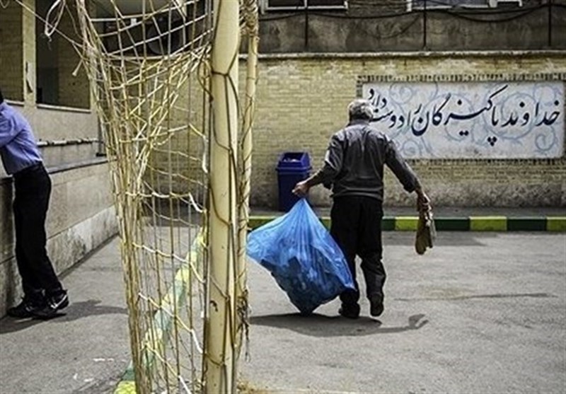 بابای مدرسه: فقط توانایی خرید گردن مرغ برای فرزندان را دارم!