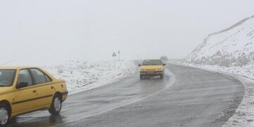 بارندگی در جاده‌های آذربایجان‌غربی / محور تمرچین سفیدپوش شد