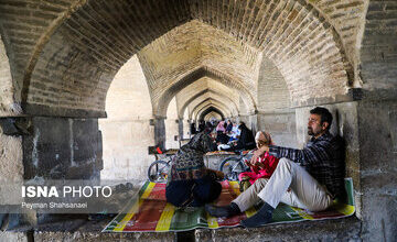تصاویر جالب از استراحت زیر سایه پل خواجو/ عکس