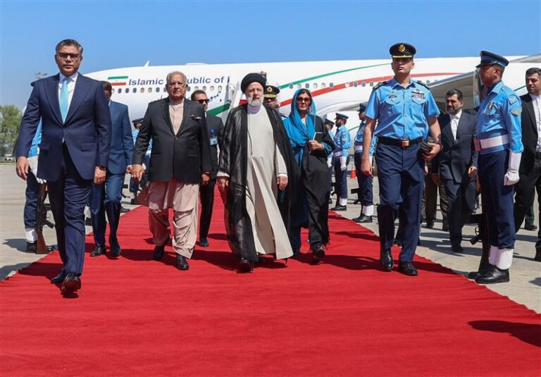 رئیسی وارد اسلامآباد شد