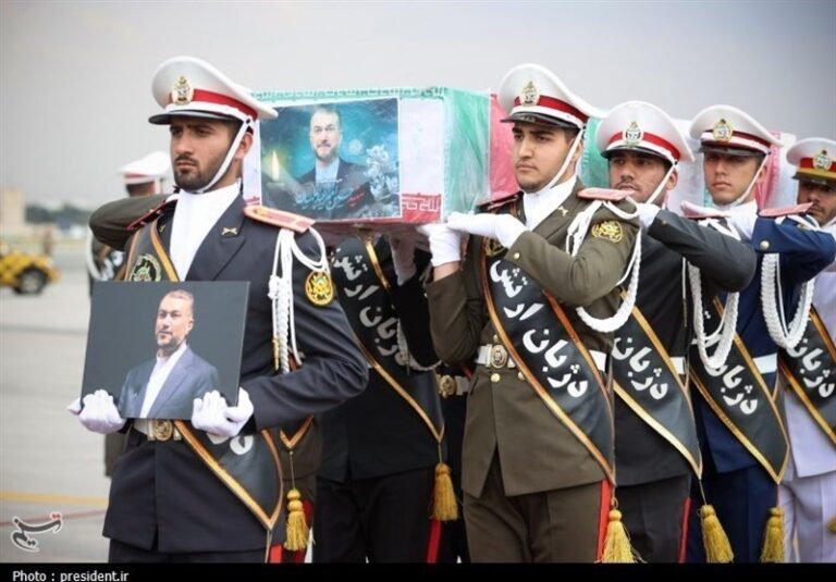 آرامگاه امیرعبداللهیان در کنار شهیدان جلادتی و زمانینیا