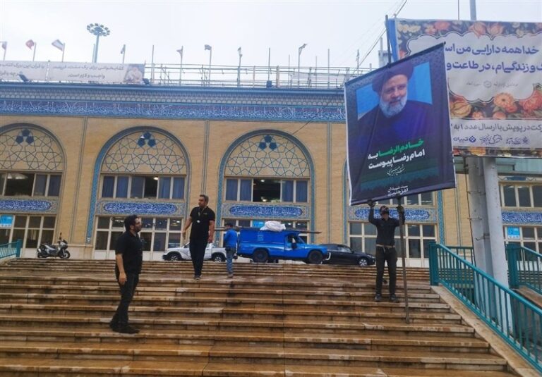 آمادهسازی مصلای تهران برای وداع با رئیسجمهور شهید