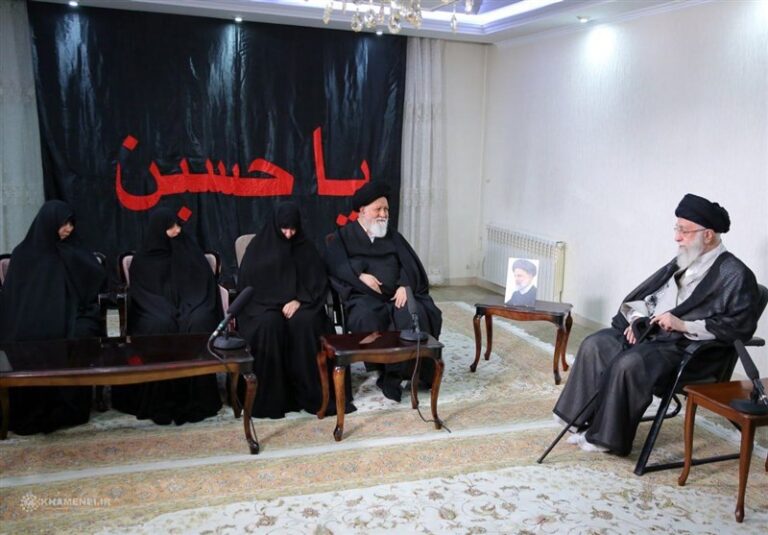 امام خامنهای در منزل آیتالله رئیسی حضور یافتند