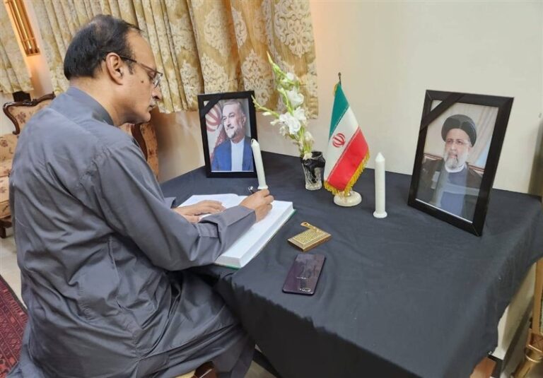 امضای دفتر یادبود درگذشت رئیس جمهور از سوی دبیرکل ایپس آسیا