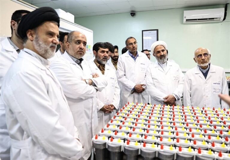 بازدید اعضای کمیسیون اصل۹۰ از نمایشگاه دستاوردهای هستهای