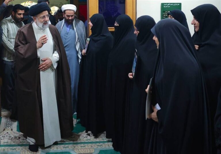 تصاویری از آخرین حضور شهید رئیسی در جمع خانواده شهدا