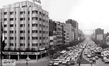 تهران قدیم| باربری با چارپا در چهارراه استانبول تهران/ عکس