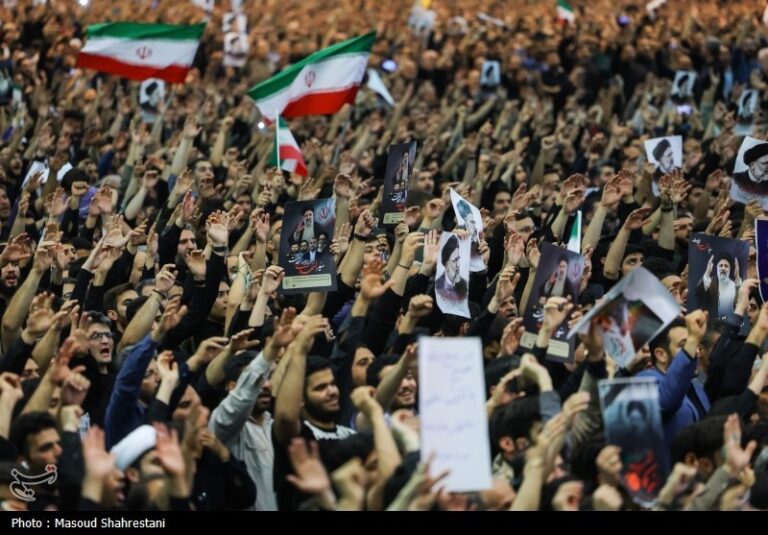 حرکت خیل عظیم مردم برای اقامه نماز بر پیکر شهدای خدمت