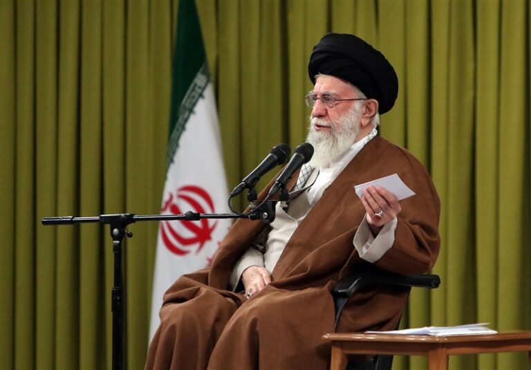 رهبر انقلاب: الگوهای جامعه معلمین بهعنوان قهرمان معرفی شوند