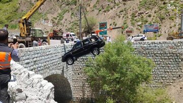 سقوط پرادو به داخل رودخانه کرج/ عکس