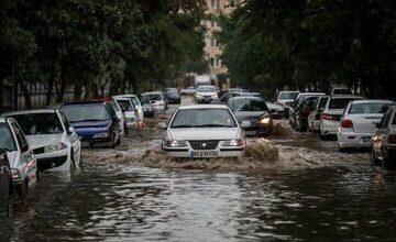 شروع بارش‌های سیل‌آسا و تگرگ در مشهد / آغاز مجدد سیل/ خودروها مجددا در سیلاب گرفتار شدند