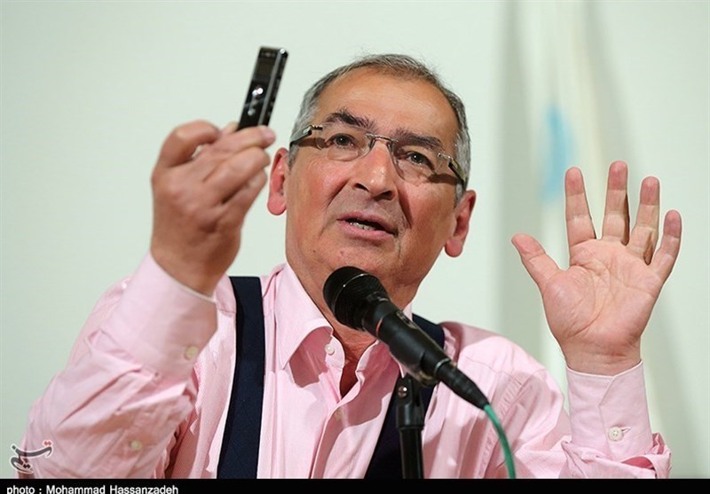 صادق زیباکلام برای اجرای حکم به زندان رفت