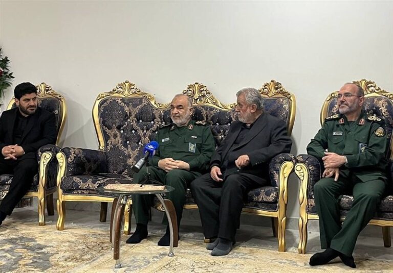 فرماندهکل سپاه با خانواده شهید سردار موسوی دیدار کرد
