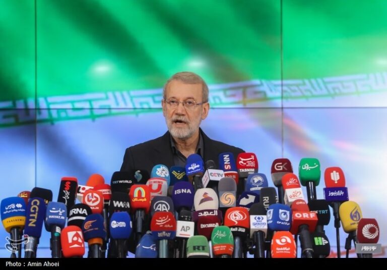 لاریجانی: مشکلات کشور حل شدنی است