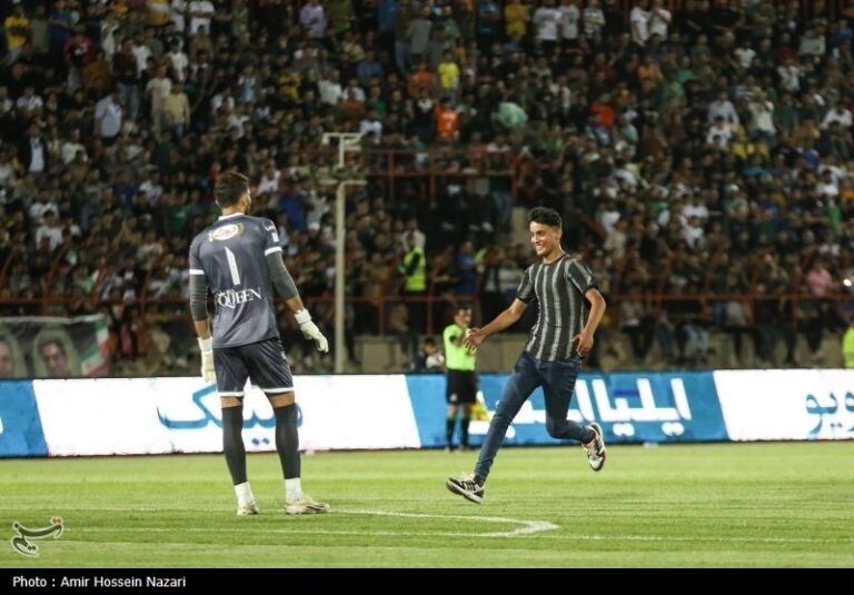 مربی شمس آذر:تا بازی ما شکل میگرفت،یک هواداربه زمین میآمد!