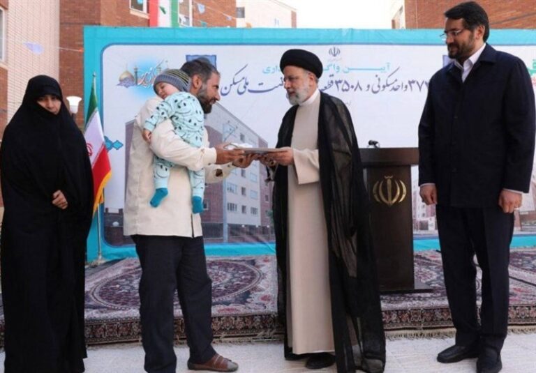 واگذاری ۷۲۵۶ واحد مسکن و زمین در قم با حضور رئیسی + فیلم