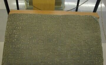 نگهداری کتیبه‌ای از پادشاهان اورارتویی در موزه ارومیه