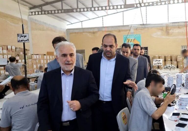 افتتاح کارخانه تولید لامپ جهت اشتغالزایی زندانیان در شهرکرد