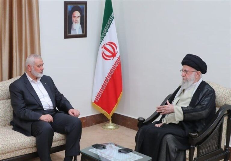 امام خامنهای: خونخواهی شهید هنیه را وظیفه خود میدانیم