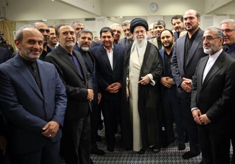 جای خالی رئیسی در عکس یادگاری دولت سیزدهم با امام خامنهای