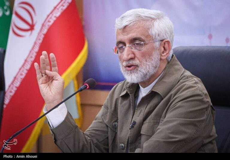 جلیلی: نباید به موضوعات نظام سلامت تکبعدی نگاه شود