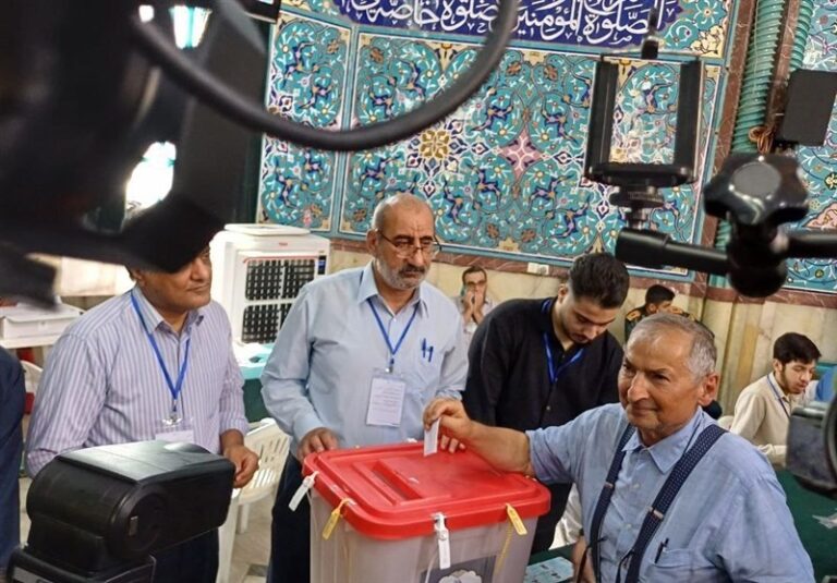 زیباکلام: برای آینده ایران هیچ گزینهای جز صندوق رای نداریم