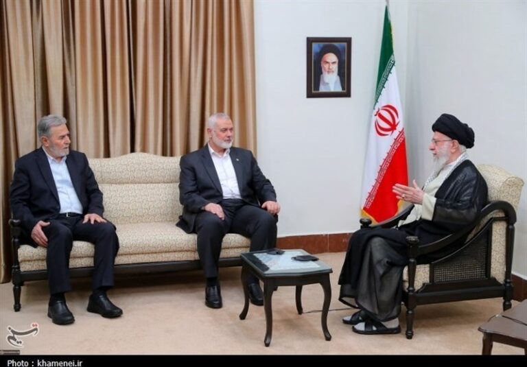 لحظاتی از آخرین دیدار شهید هنیه با امام خامنهای