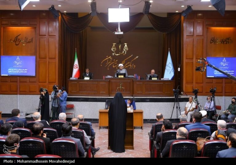 متهمان پرونده منافقین از فرصت دفاع از خود استفاده کنند