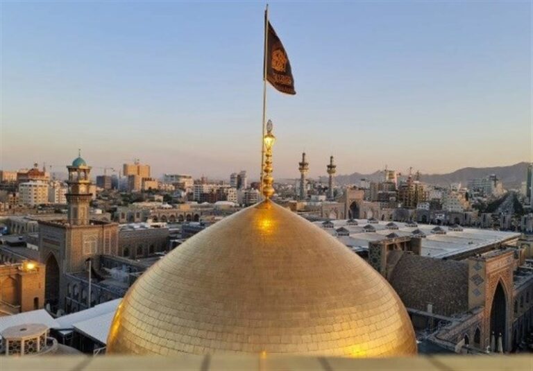 گنبد بارگاه ملکوتی امام رضا (ع) سیاهپوش شد + تصاویر
