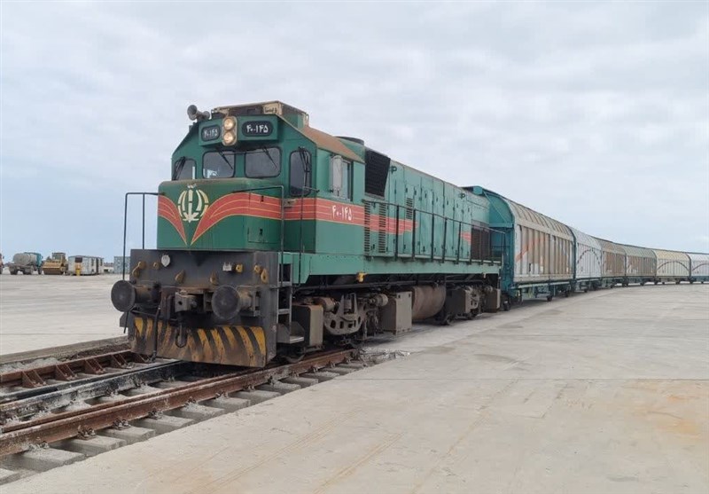 ۳مصدوم در برخورد قطار مسافربری با سکو در میدان راه آهن