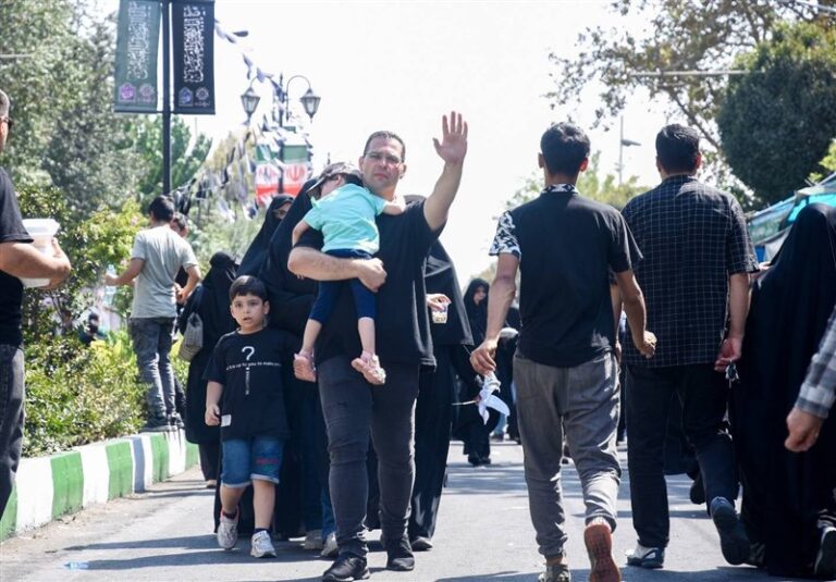 آمادهسازی مسیر پیادهروی جاماندگان اربعین درخیابان ۱۷شهریور