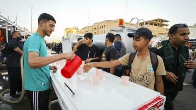 استقبال حرم علوی از زائران اربعین با آب استریل شده