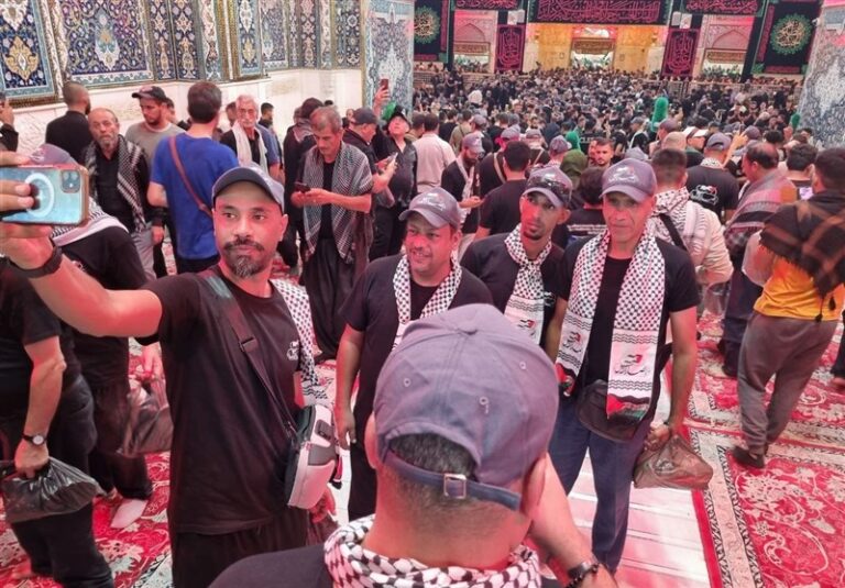 حضور زائرین فلسطینی در حرم امام حسین (ع) + فیلم