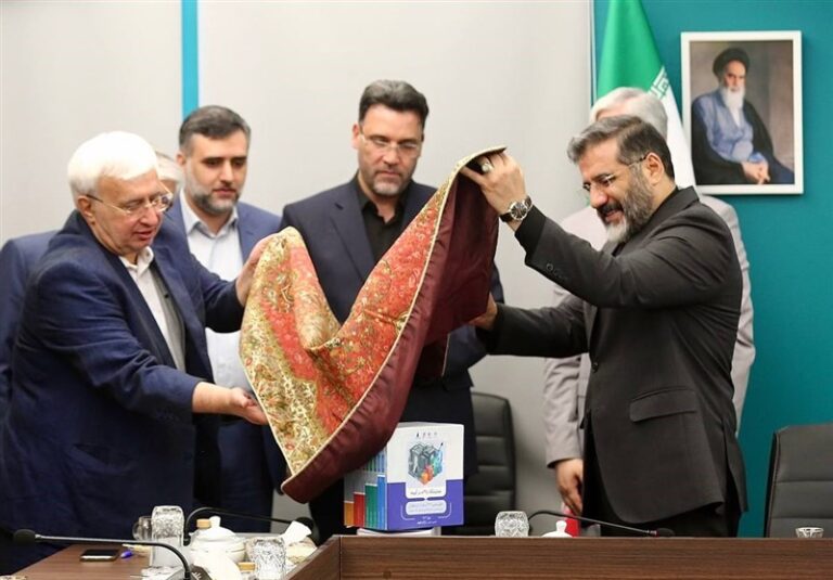 رونمایی وزیر فرهنگ از مجموعه گزارشهای نمایشگاه کتاب