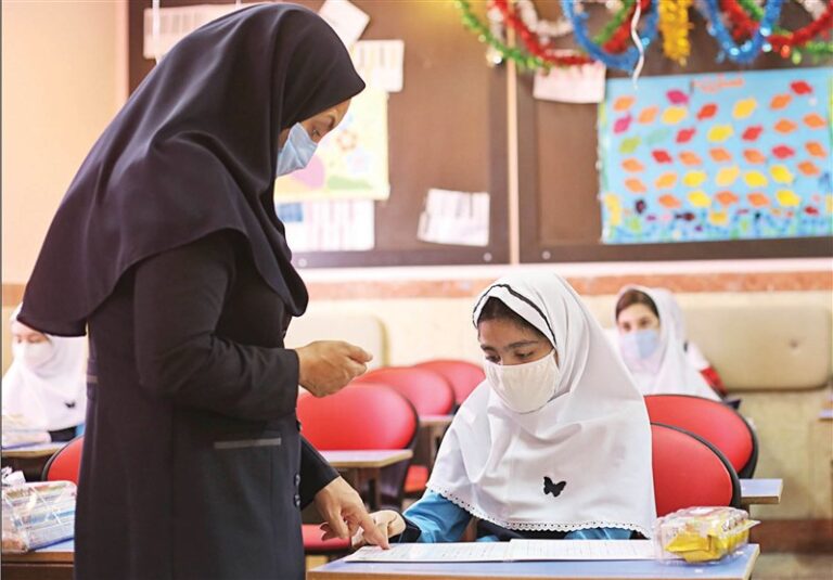 نمیتوان از صلاحیت تخصصی یا عمومی معلمی کوتاه آمد