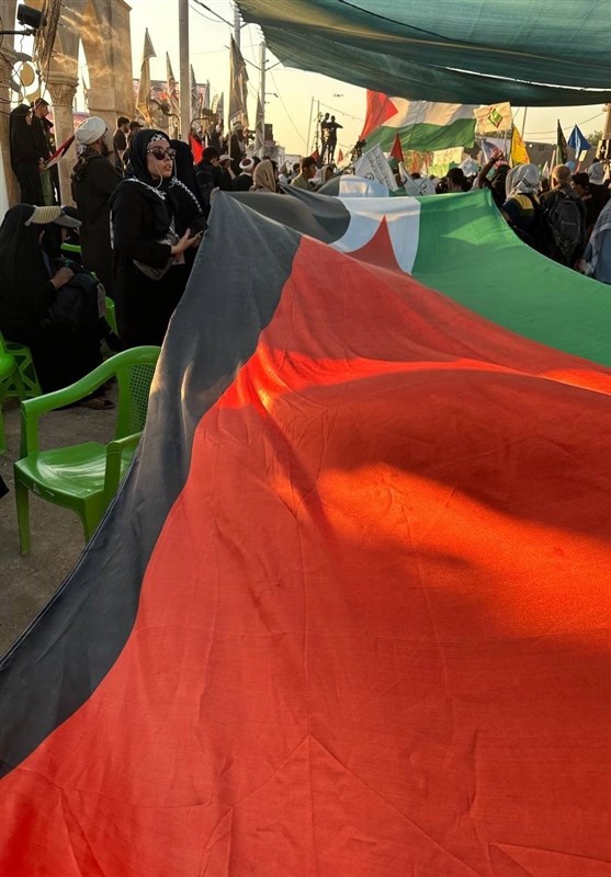 پرچم ۵۰ متری فلسطین در پیادهروی اربعین