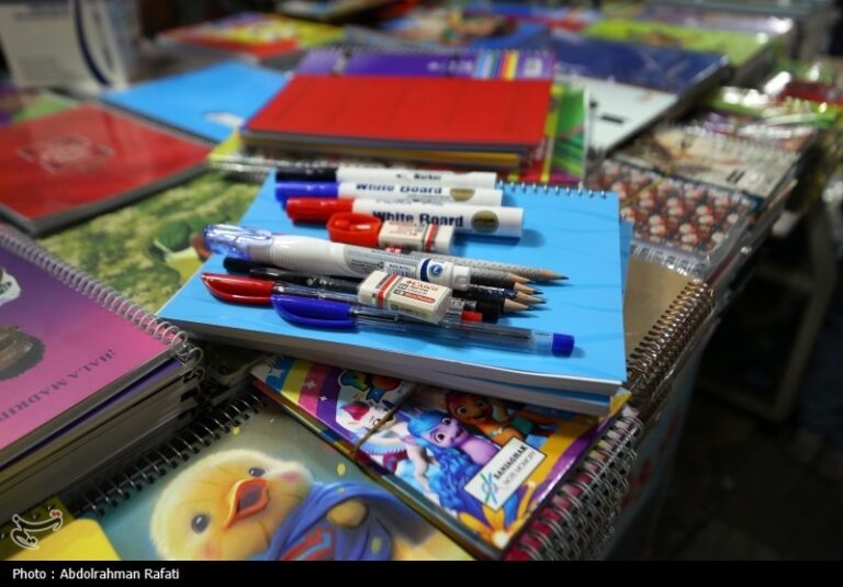 اهدای لوازمالتحریر به دانشآموزان نیازمند در جنوب تهران