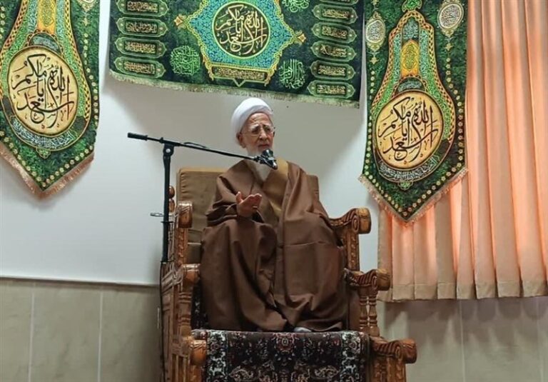 حوزه و دانشگاه است که جامعه را زنده میکند