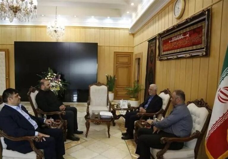 دیدار قهرمانان وزنهبرداری با اسکندر مومنی وزیر کشور