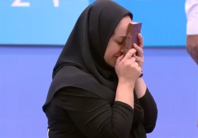 قرآن به عنوان پرچم انسانیت در کنار پرچم ملیت قهرمان مسلمان