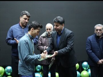 رقابت پرشور دوندگان نامدار کشور در خیابانهای برفی و دمای زیر صفر همدان