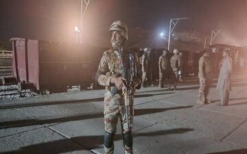 آزادی ۱۵۵ مسافر قطار از چنگ تروریستها در پاکستان/۲۷ گروگانگیر کشته شد