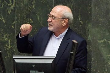 انتقاد یک نماینده مجلس از افزایش ۴۵ درصدی حقوق کارگران؛ عنوان دهانپرکنی است/ دولت خودش نباید ارز را گران کند