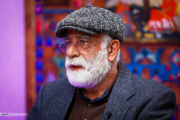 ببینید| به دوش پزشکیان شنل ارغوانی بیندازید یا لباس کارگری تن او کنید، باز همین پزشکیان است