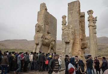 تا ۲۰ قدمی آرامگاه کوروش، دوغ و گوشت میفروشند/ ورود گردشگران به محوطه باستانی تخت جمشید با شکستن فنسها