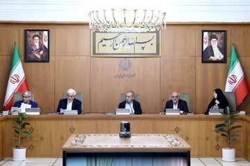 جزئیات جلسه هیات دولت منتشر شد/ تأکید پزشکیان بر مبارزه با قاچاق سوخت و کالا/ مجوز تهاتر فراوردههای نفتی صادر شد