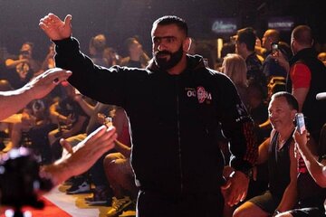 عکس | استایل متفاوت هادی چوپان سر سفره هفتسین